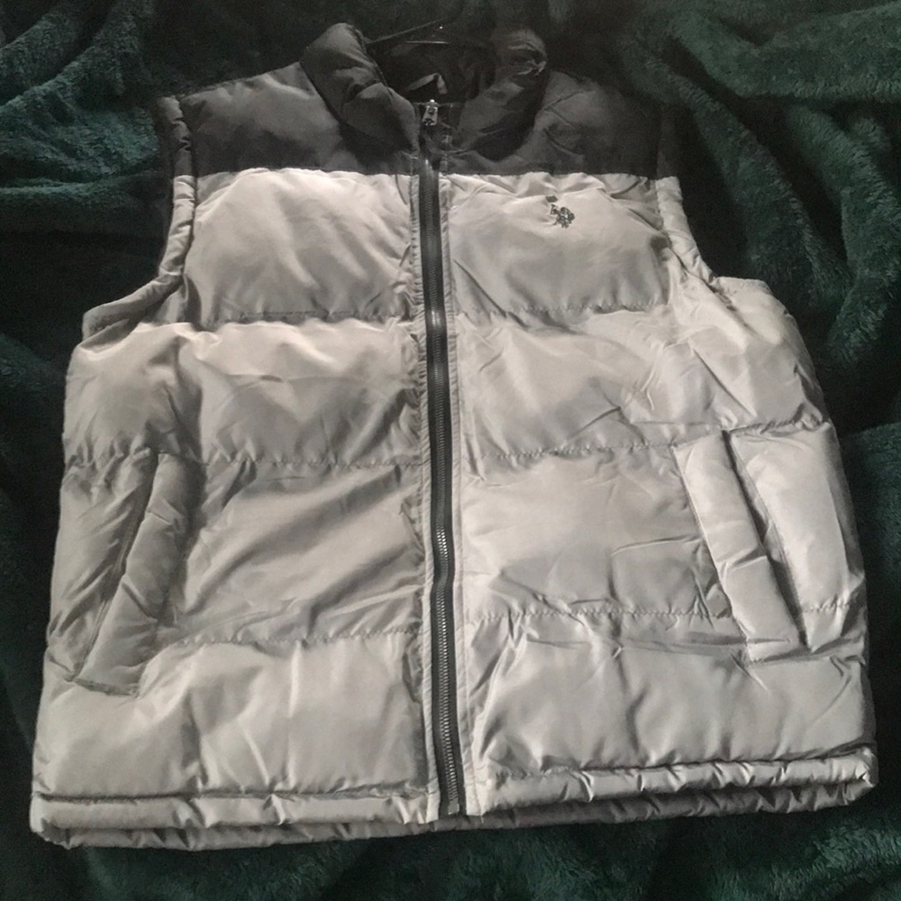 Man’s vest it’s black and gray US Polo size small. It is new and never worn.